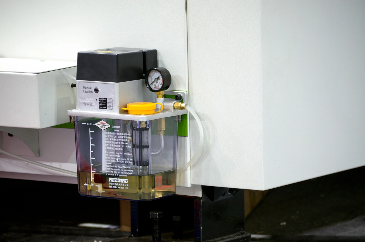 1500*3000mm 500w Racuys Or Ipg Fiber Laser Cutting Machine 1500 * 3000 мм 500 Вт Racuys або Ipg волоконно-лазерна машина для різання