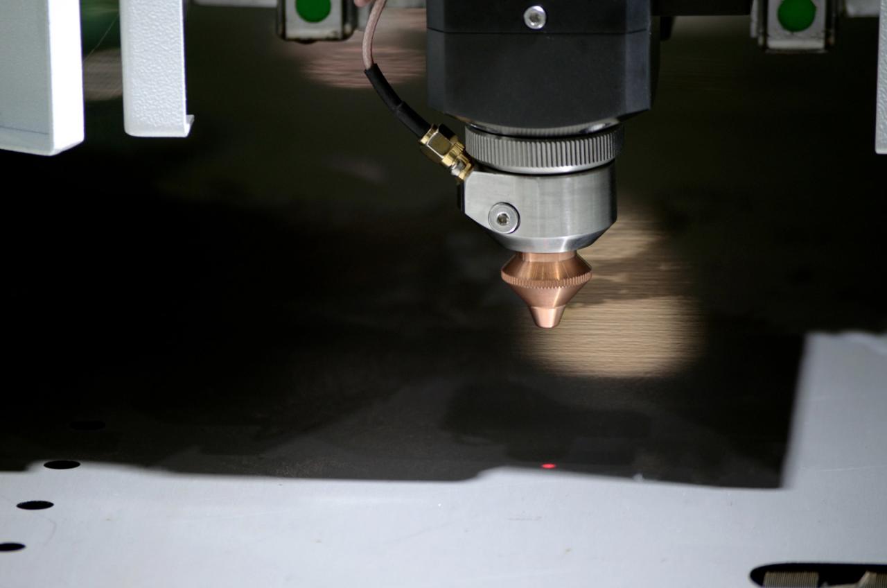 1500*3000mm 500w Racuys Or Ipg Fiber Laser Cutting Machine 1500 * 3000 мм 500 Вт Racuys або Ipg волоконно-лазерна машина для різання