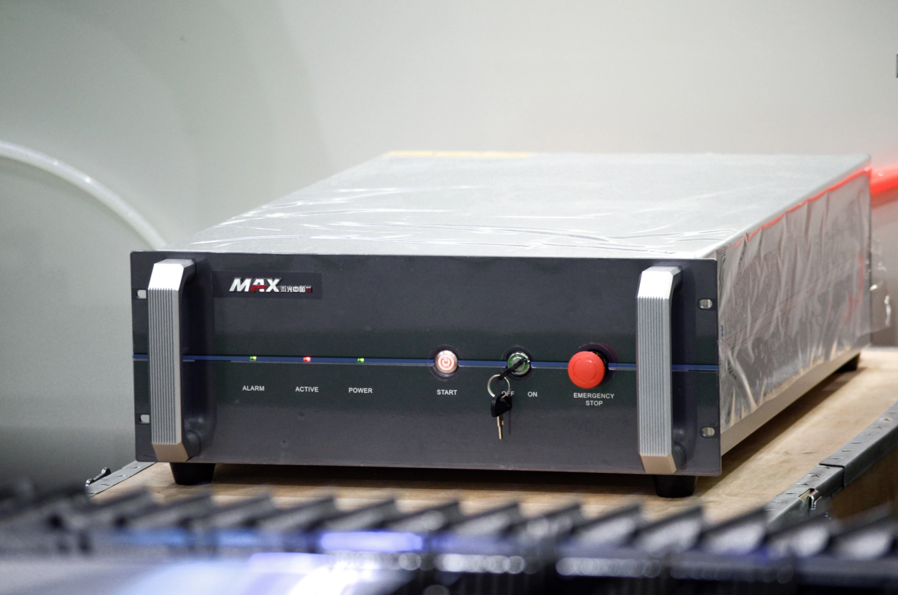 1500*3000mm 500w Racuys Or Ipg Fiber Laser Cutting Machine 1500 * 3000 мм 500 Вт Racuys або Ipg волоконно-лазерна машина для різання