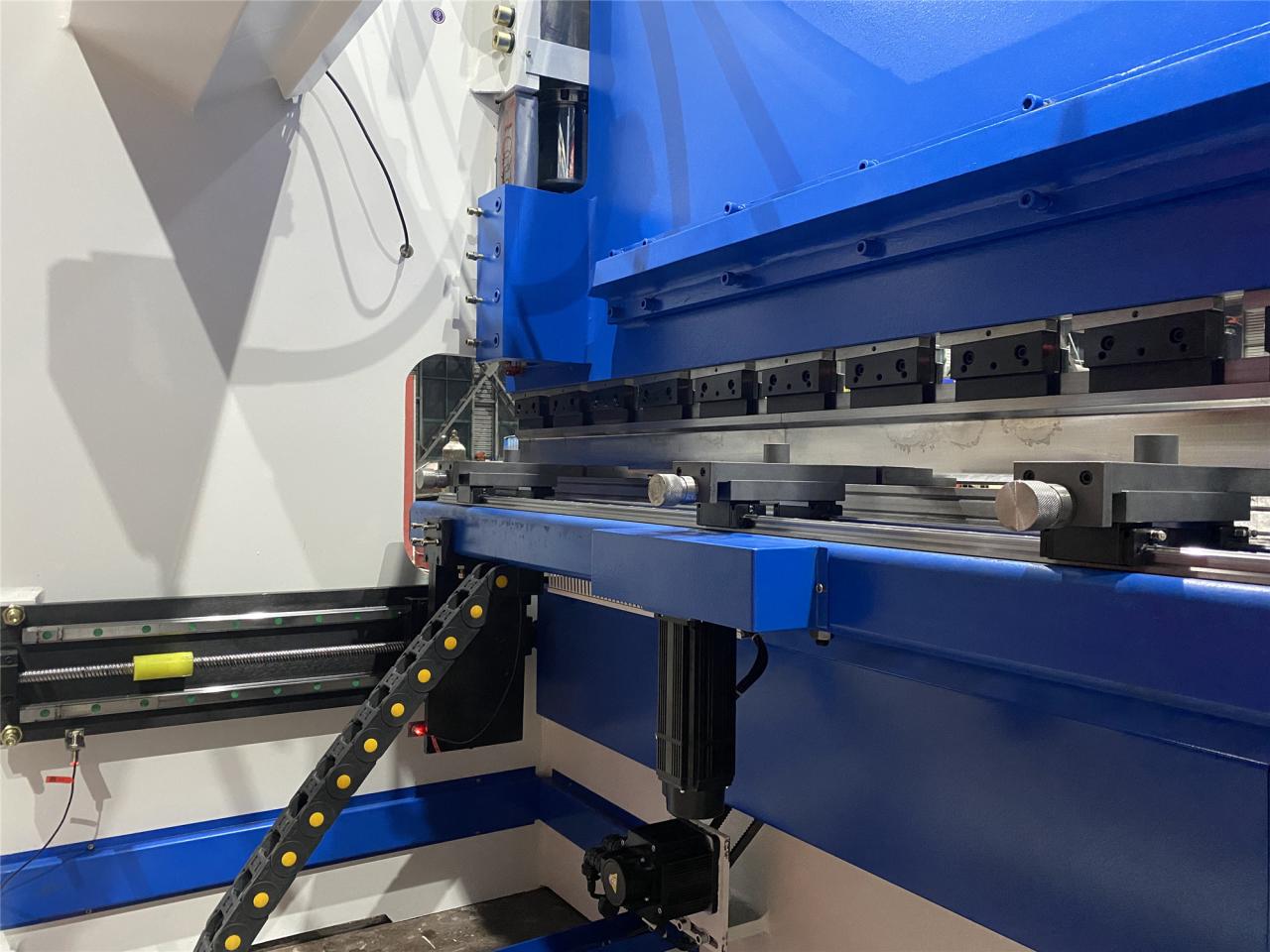 160t-4000 4-axis Cnc Hydraulic Bending Machine Press Brake 160t-4000 4-осьовий гідравлічний прес-гальмо з ЧПУ