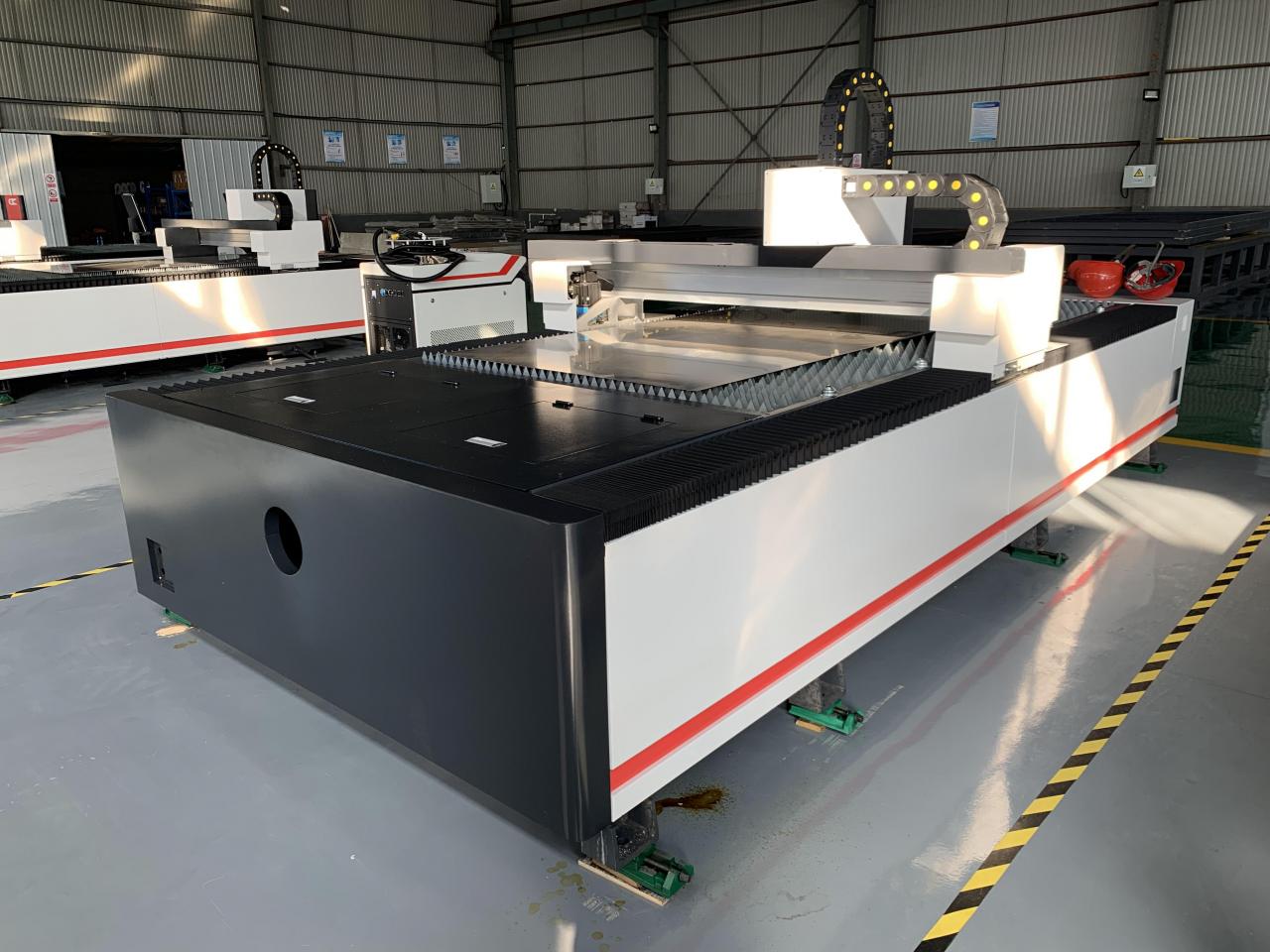 1kw 1.5kw 2kw Fiber Laser Cutting Machine For Metal Sheet Cutting 3000x1500mm 1 кВт 1,5 кВт 2 кВт волоконно-лазерний різальний верстат для різання металевих листів 3000x1500 мм