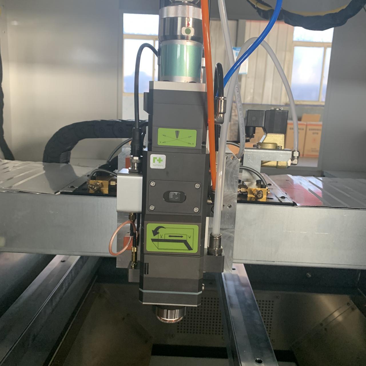 1kw 2kw Good Price Fiber Laser Cutting Machine For Sheet Metal 1 кВт 2 кВт за хорошою ціною для лазерного різання листового металу