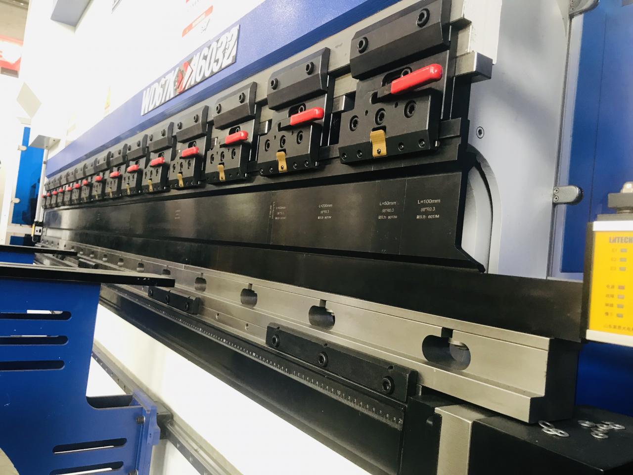 200t 300t Стандартний промисловий прес-гальмо Cnc Гідравлічний прес-гальмо машина