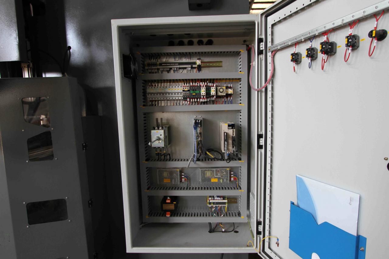 200t 300t Стандартний промисловий прес-гальмо Cnc Гідравлічний прес-гальмо машина