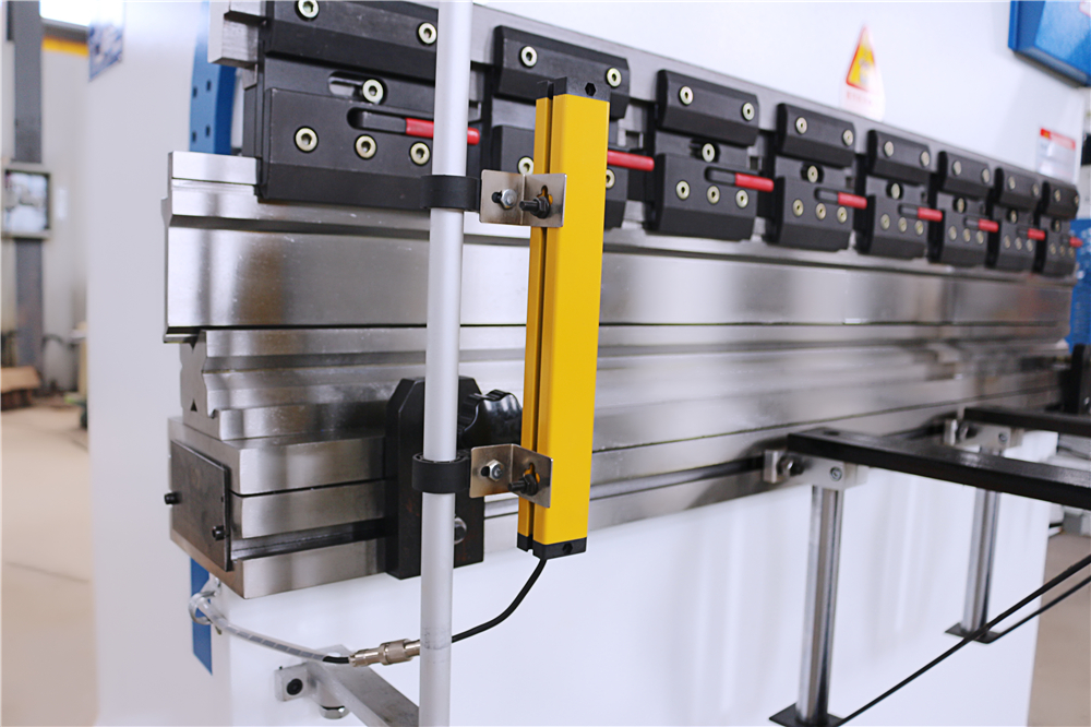 3+1 Axis Cnc Hydraulic Press Brake With Esa System 3+1-осьовий гідравлічний прес-гальмо з ЧПУ з системою Esa