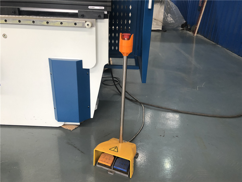 3+1 Axis Cnc Hydraulic Press Brake With Esa System 3+1-осьовий гідравлічний прес-гальмо з ЧПУ з системою Esa