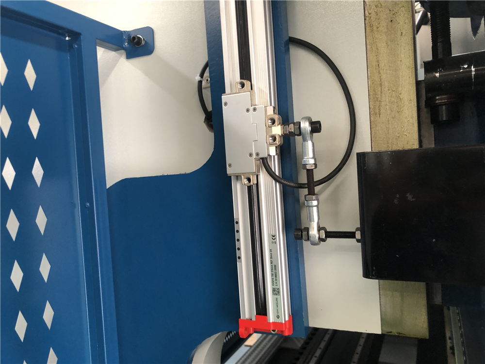 3+1 Axis Cnc Hydraulic Press Brake With Esa System 3+1-осьовий гідравлічний прес-гальмо з ЧПУ з системою Esa