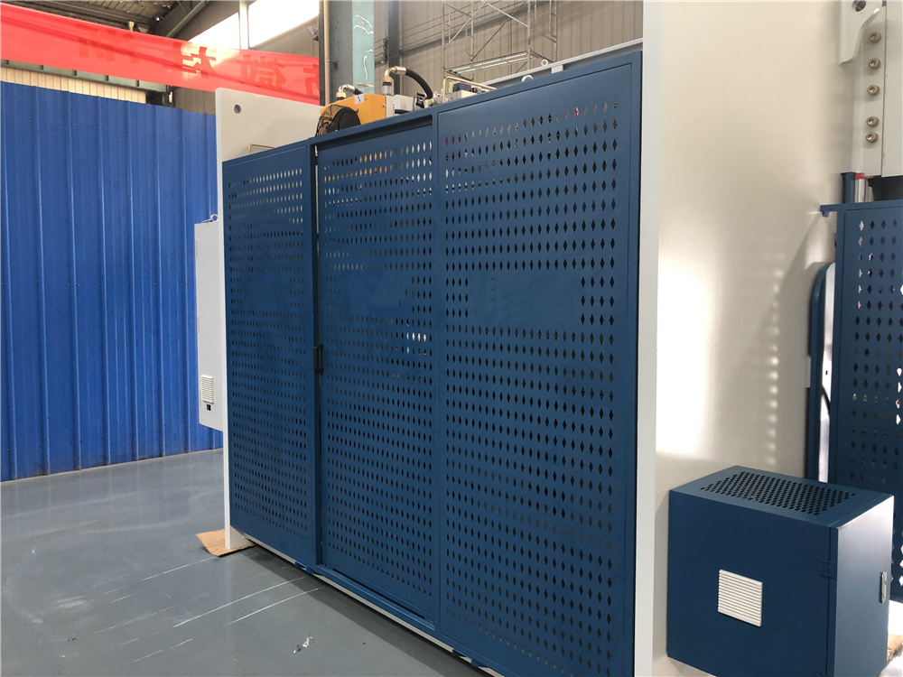 3+1 Axis Cnc Hydraulic Press Brake With Esa System 3+1-осьовий гідравлічний прес-гальмо з ЧПУ з системою Esa