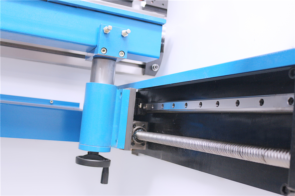 3+1 Axis Cnc Hydraulic Press Brake With Esa System 3+1-осьовий гідравлічний прес-гальмо з ЧПУ з системою Esa