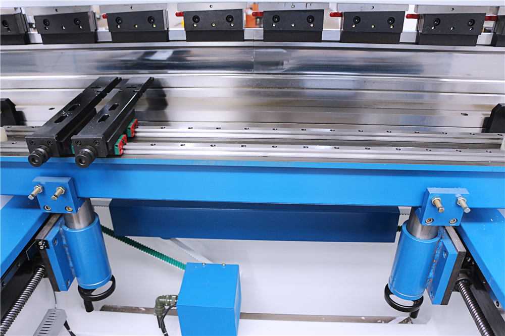 3+1 Axis Cnc Hydraulic Press Brake With Esa System 3+1-осьовий гідравлічний прес-гальмо з ЧПУ з системою Esa