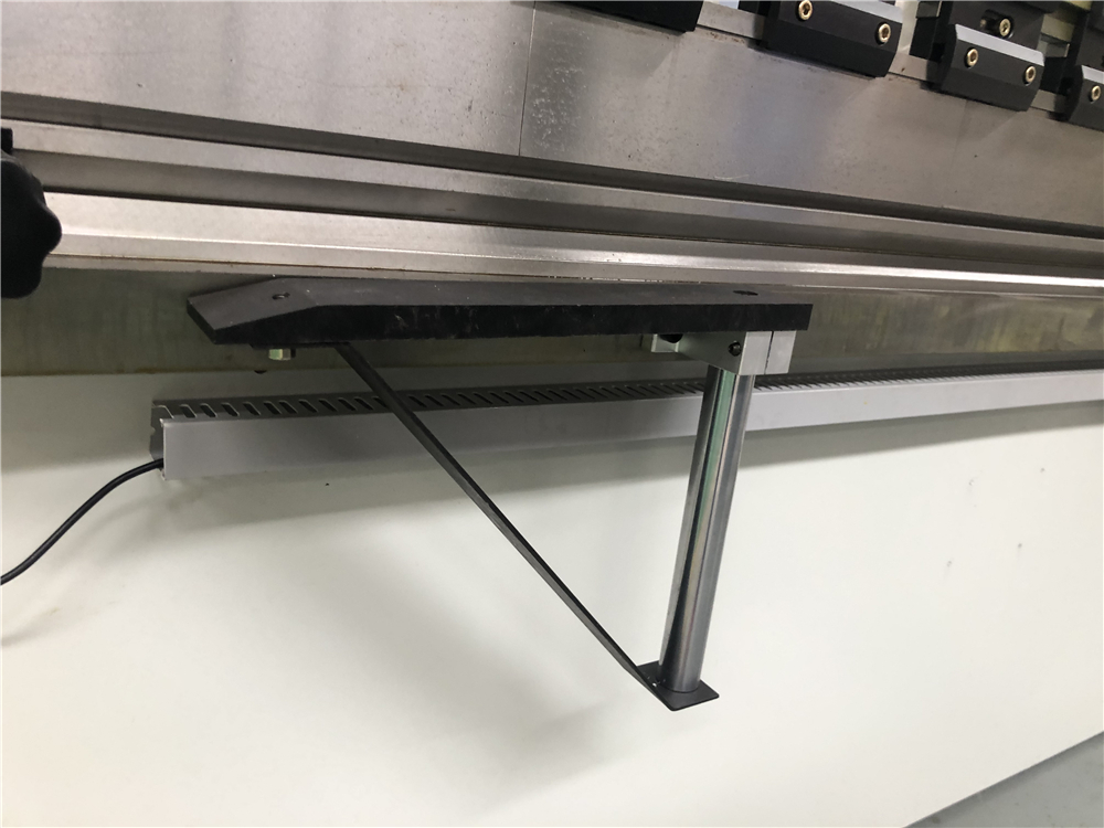 3+1 Axis Cnc Hydraulic Press Brake With Esa System 3+1-осьовий гідравлічний прес-гальмо з ЧПУ з системою Esa