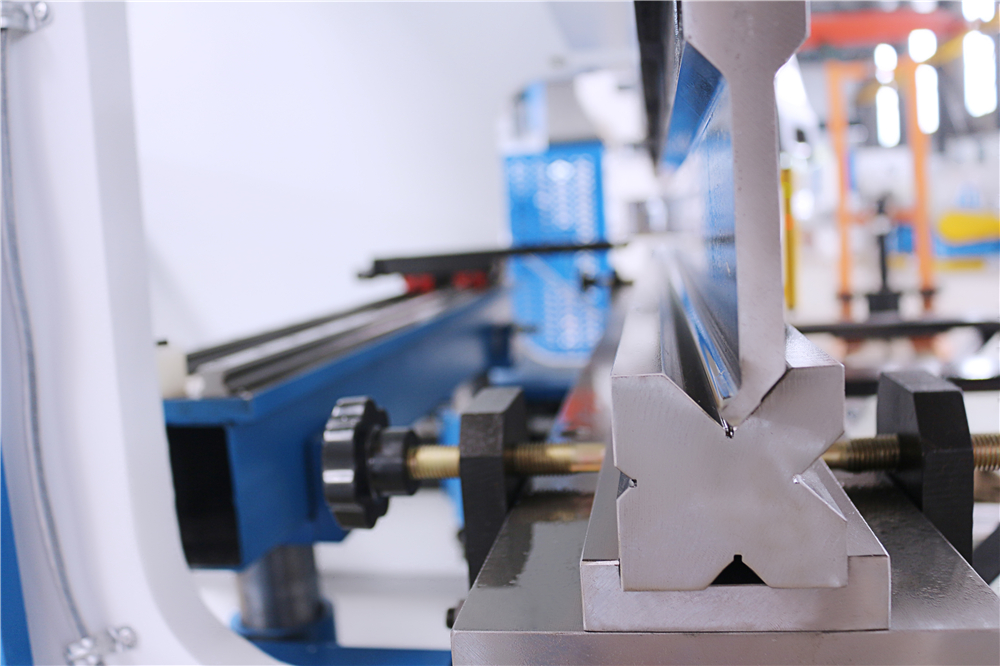 3+1 Axis Cnc Hydraulic Press Brake With Esa System 3+1-осьовий гідравлічний прес-гальмо з ЧПУ з системою Esa