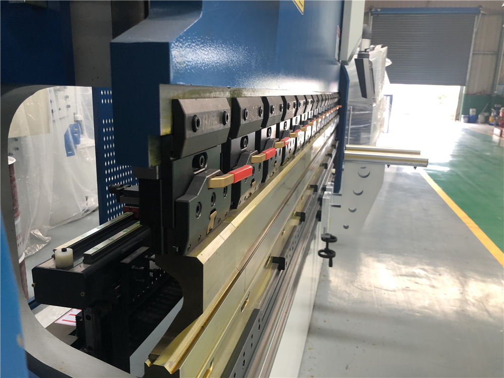 3+1 Axis Cnc Hydraulic Press Brake With Esa System 3+1-осьовий гідравлічний прес-гальмо з ЧПУ з системою Esa