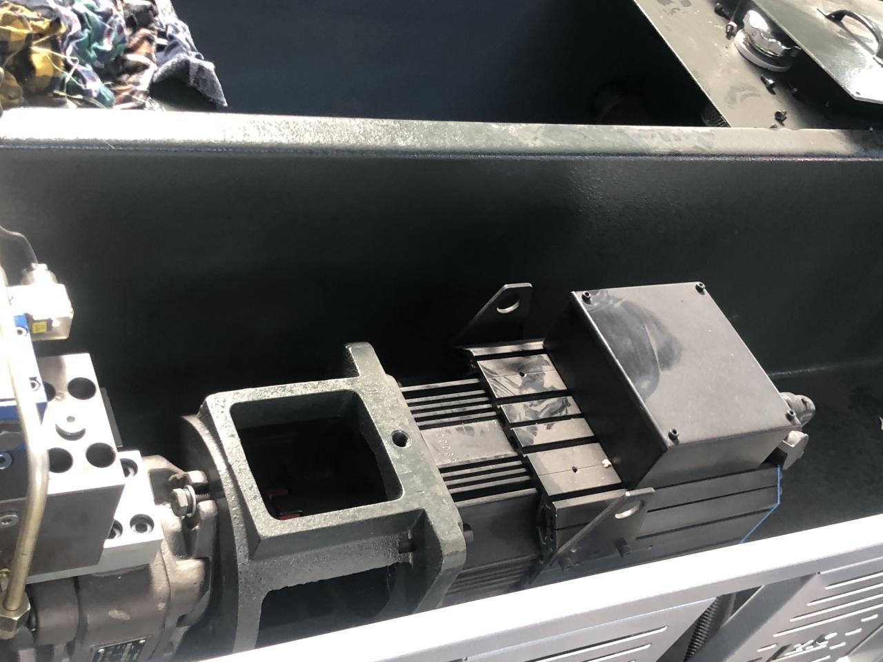 3+1 Axis Cnc Hydraulic Press Brake With Esa System 3+1-осьовий гідравлічний прес-гальмо з ЧПУ з системою Esa