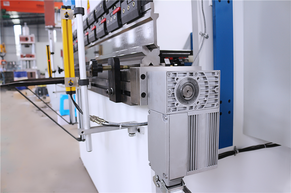 3+1 Axis Cnc Hydraulic Press Brake With Esa System 3+1-осьовий гідравлічний прес-гальмо з ЧПУ з системою Esa