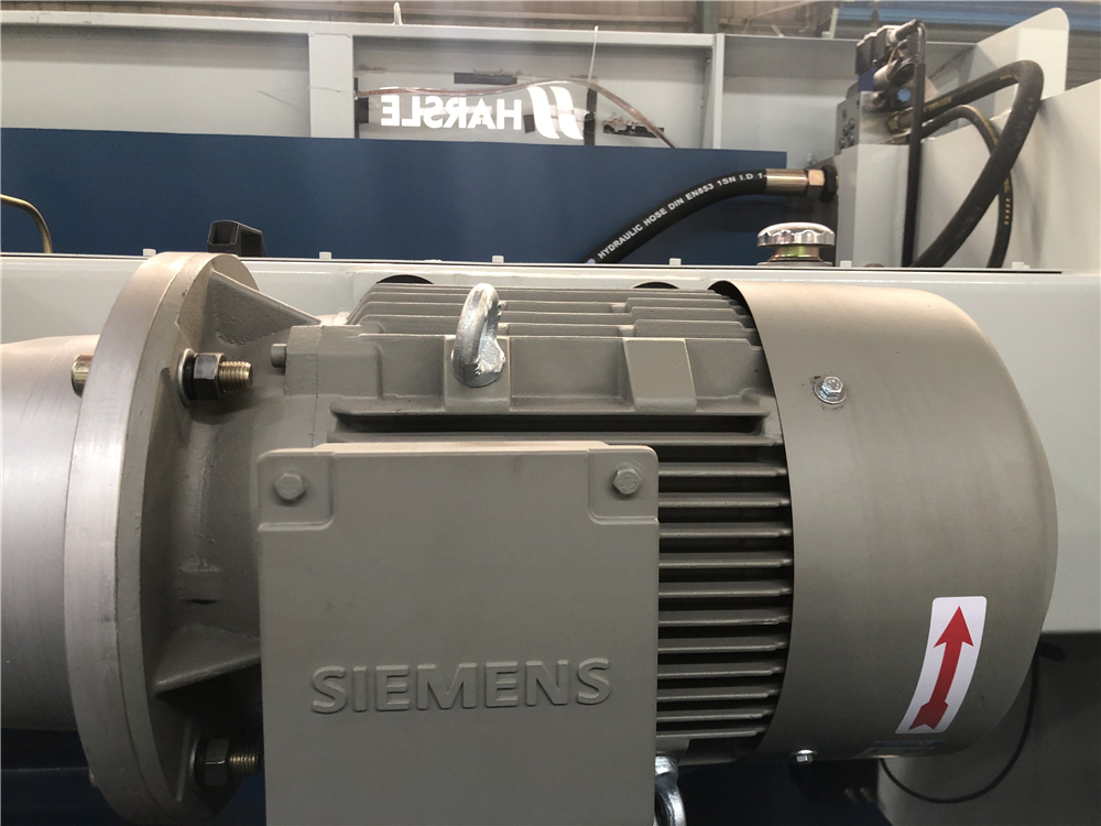 3+1 Axis Cnc Hydraulic Press Brake With Esa System 3+1-осьовий гідравлічний прес-гальмо з ЧПУ з системою Esa