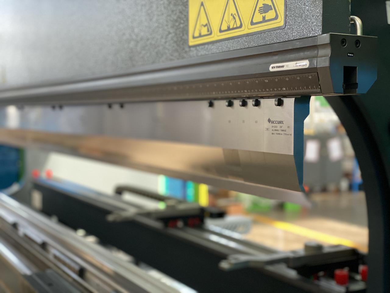 China 220t Cnc Bending Machine 6+1 Axis Hydraulic Press Brake Price Китай 220t згинальний верстат з ЧПУ 6+1 осьовий гідравлічний прес-гальмо Ціна