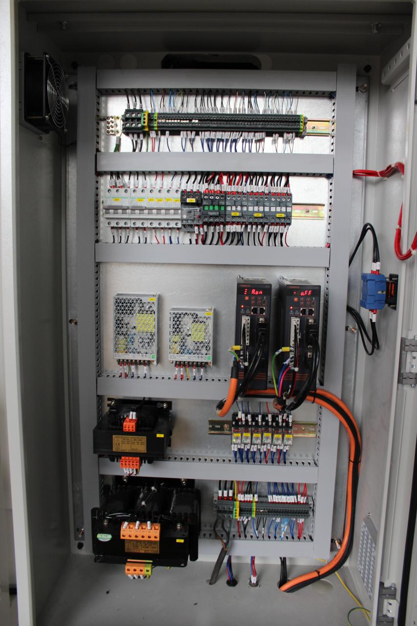 Металевий прес-гальмівний верстат з ЧПУ