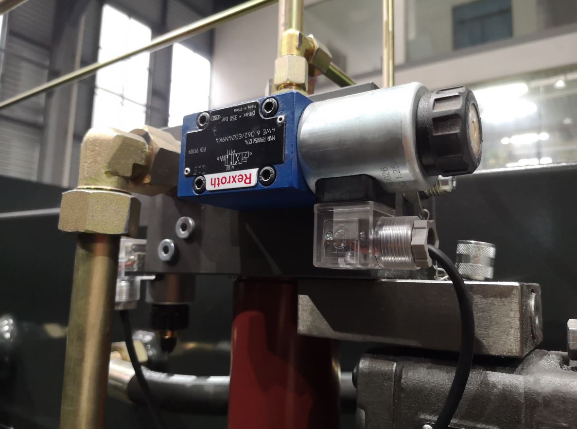 Delem Da66t 125 3+1 4+1 6+1 8+1 Cnc Hydraulic Press Brake For Metal Plate Bending Delem Da66t 125 3+1 4+1 6+1 8+1 Гідравлічний прес-гальмо з ЧПУ для згинання металевої пластини