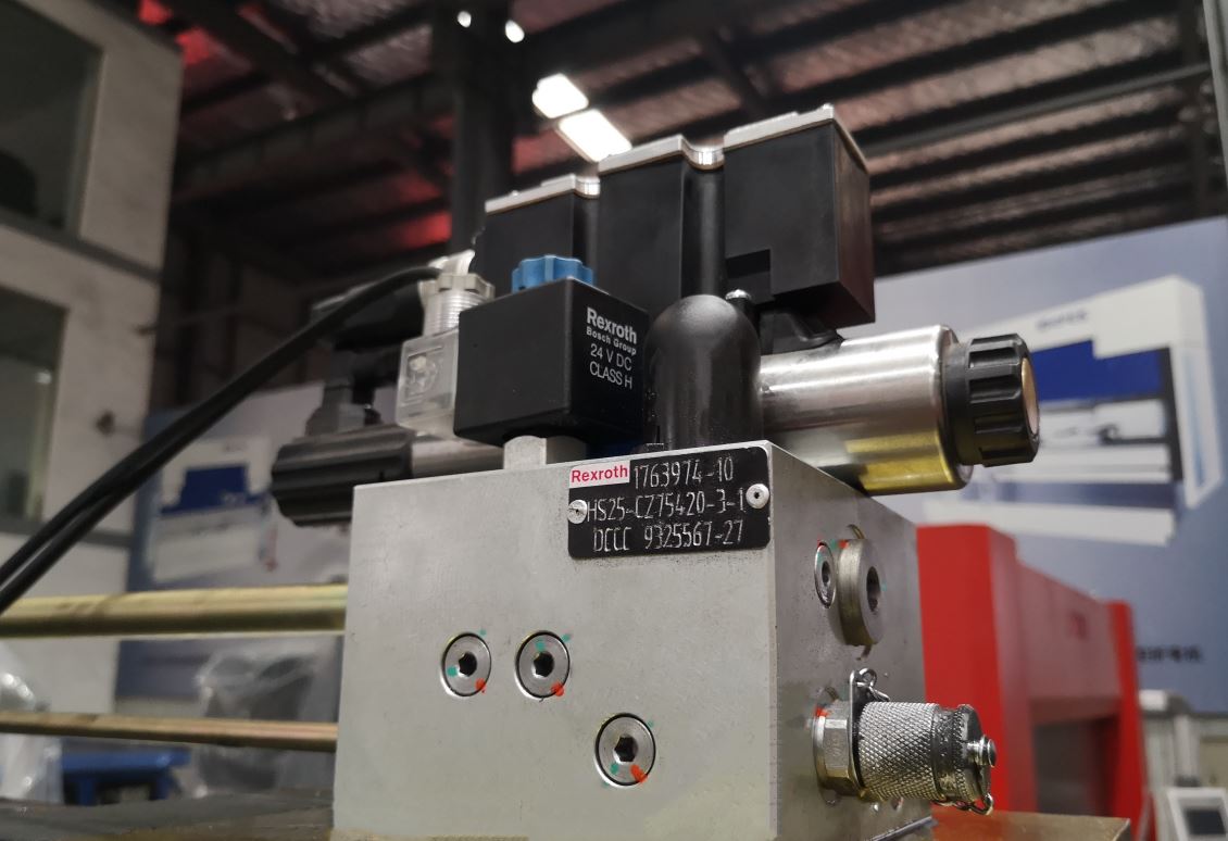 Delem Da66t 125 3+1 4+1 6+1 8+1 Cnc Hydraulic Press Brake For Metal Plate Bending Delem Da66t 125 3+1 4+1 6+1 8+1 Гідравлічний прес-гальмо з ЧПУ для згинання металевої пластини