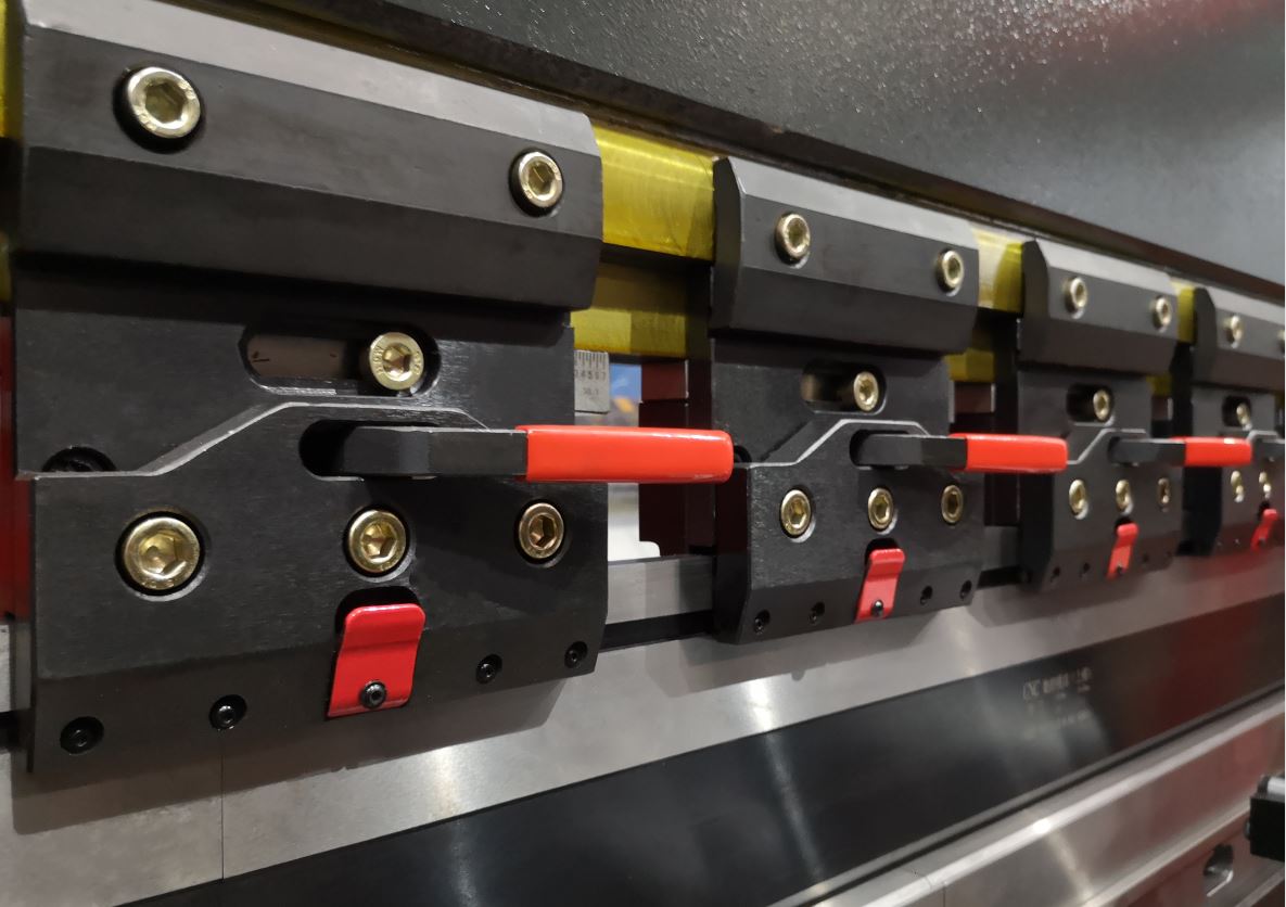 Delem Da66t 125 3+1 4+1 6+1 8+1 Cnc Hydraulic Press Brake For Metal Plate Bending Delem Da66t 125 3+1 4+1 6+1 8+1 Гідравлічний прес-гальмо з ЧПУ для згинання металевої пластини