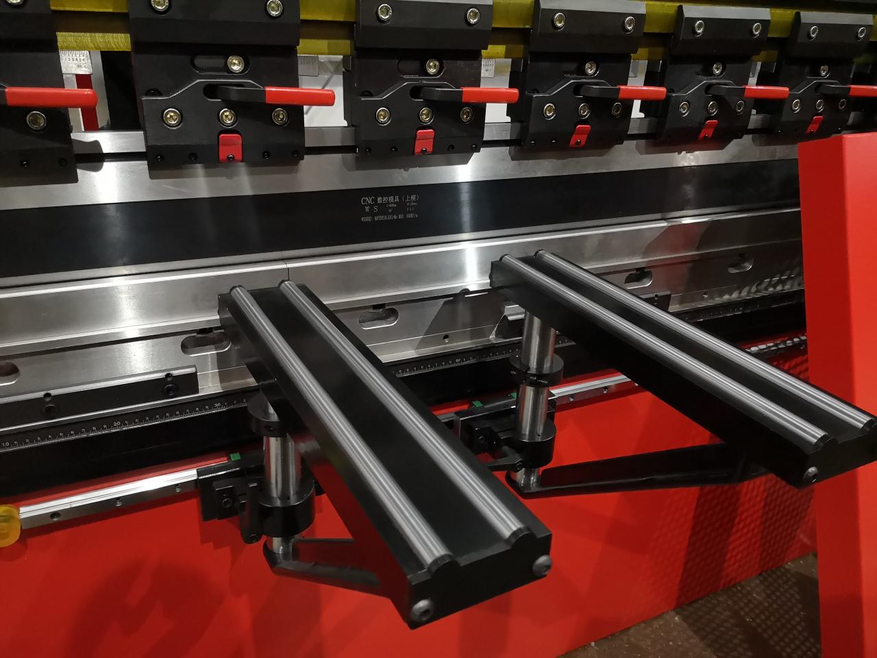 Delem Da66t 125 3+1 4+1 6+1 8+1 Cnc Hydraulic Press Brake For Metal Plate Bending Delem Da66t 125 3+1 4+1 6+1 8+1 Гідравлічний прес-гальмо з ЧПУ для згинання металевої пластини