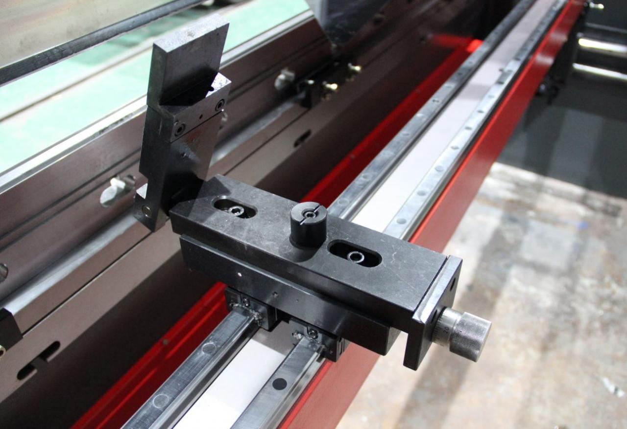 Delem Da66t 125 3+1 4+1 6+1 8+1 Cnc Hydraulic Press Brake For Metal Plate Bending Delem Da66t 125 3+1 4+1 6+1 8+1 Гідравлічний прес-гальмо з ЧПУ для згинання металевої пластини