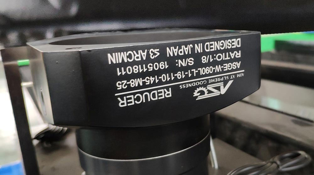 Високоточна машина для лазерного різання волокна потужністю 1000 Вт. Ціна