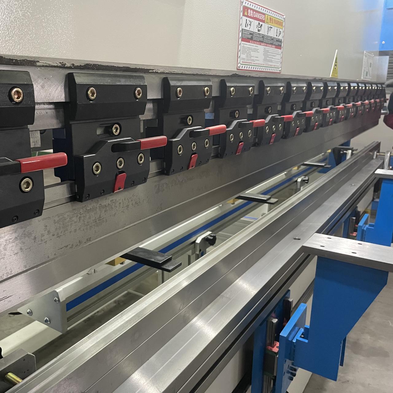 High Quality 3m Press Brake Machine Hydraulic 100 Ton For Sheet Metal Bending Високоякісний 3-метровий гідравлічний прес-гальмівний верстат 100 тонн для згинання листового металу