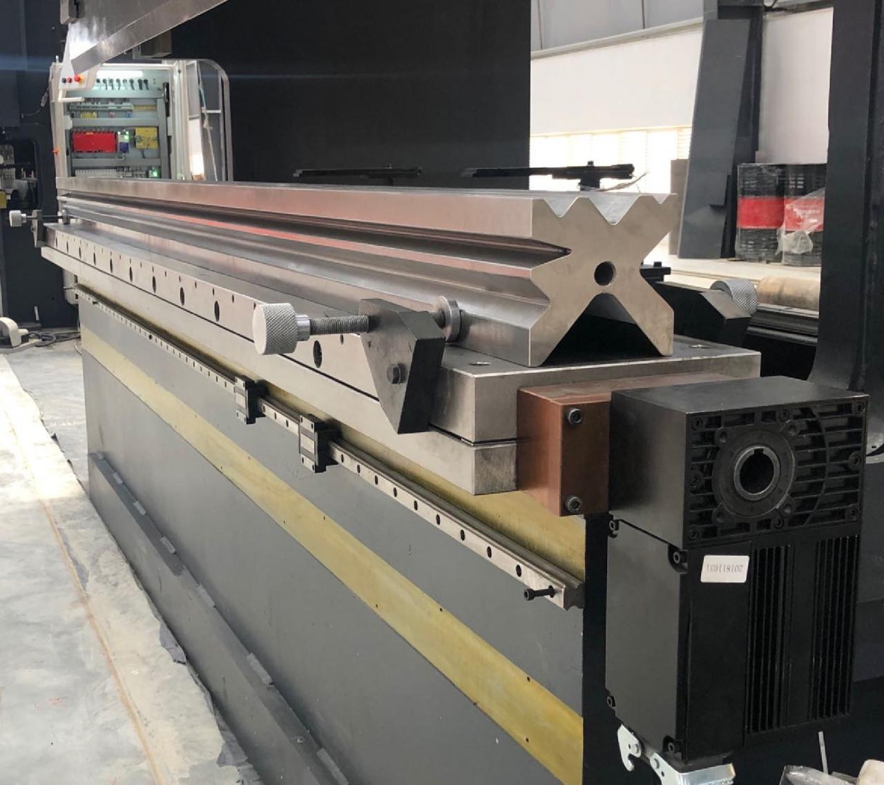 High Quality 3m Press Brake Machine Hydraulic 100 Ton For Sheet Metal Bending Високоякісний 3-метровий гідравлічний прес-гальмівний верстат 100 тонн для згинання листового металу