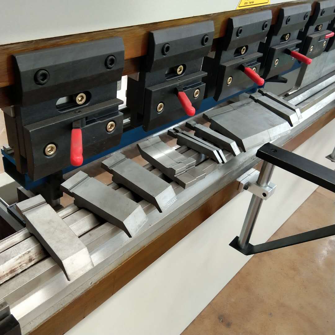 Гідравлічний прес-гальмо 130 т/3200 мм 4+1 осі Delem Da53t Cnc прес-гальмо