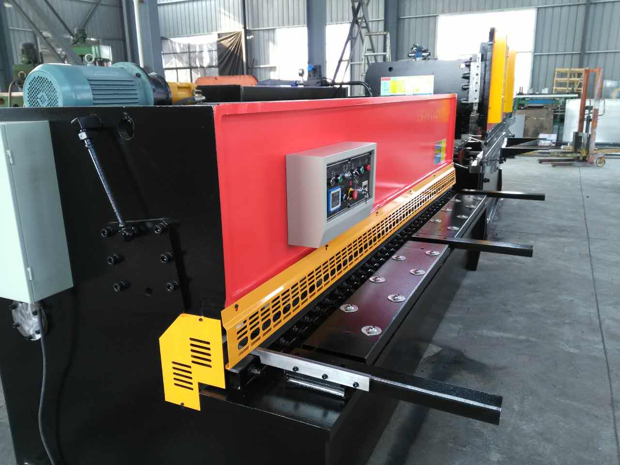 Hydraulic Swing Beam Guillotine Shears Qc12y-4x2500 Гідравлічні гільйотинні ножиці Qc12y-4x2500