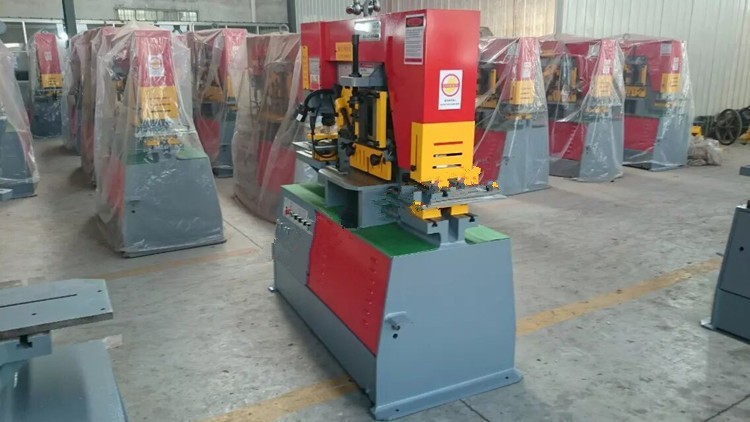 Q35y Series Multifunctional Hydraulic Iron Worker Combined Shearing And Punching Machine Багатофункціональна гідравлічна комбінована машина для стрижки та штампування серії Q35y