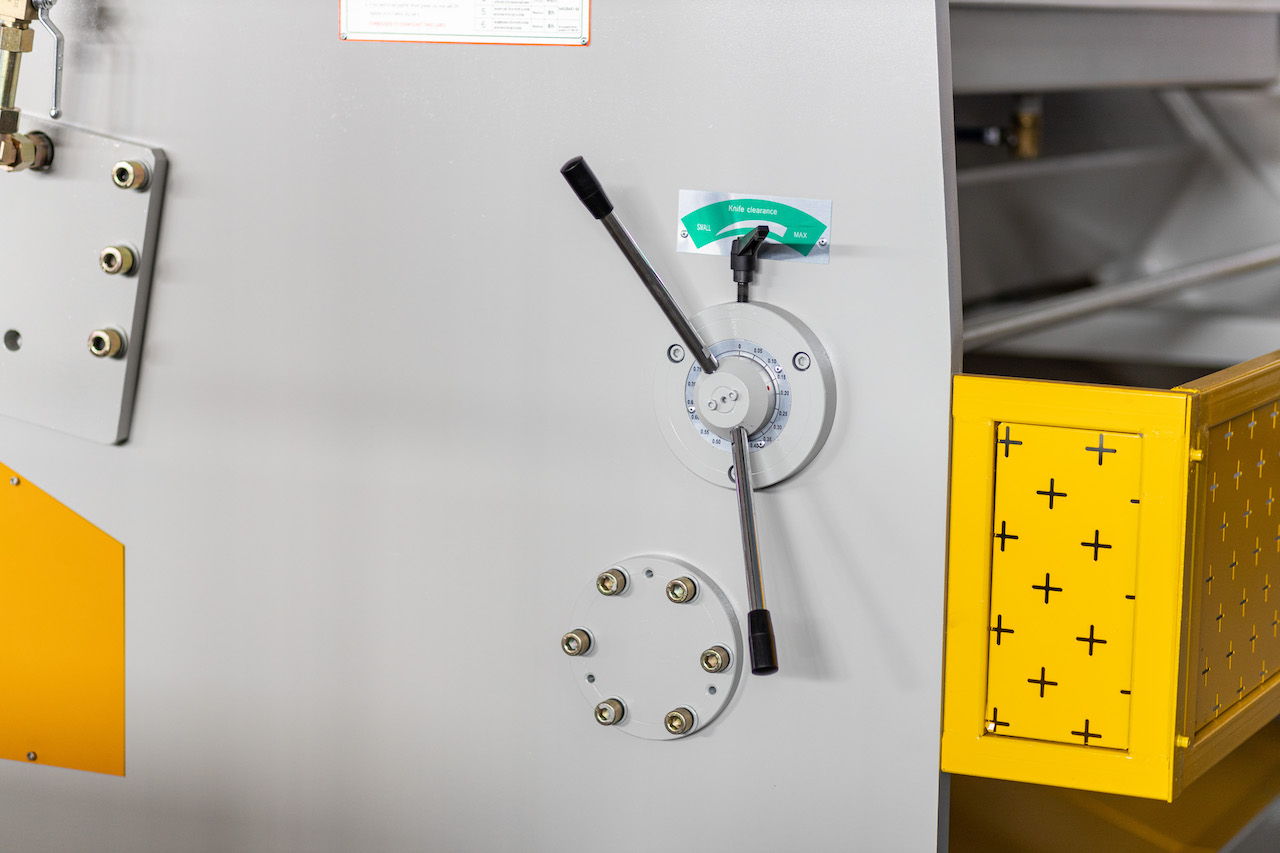 Qc11y 8x3200 Машина для різання листового металу Гідравлічна машина для різання сталевих пластин