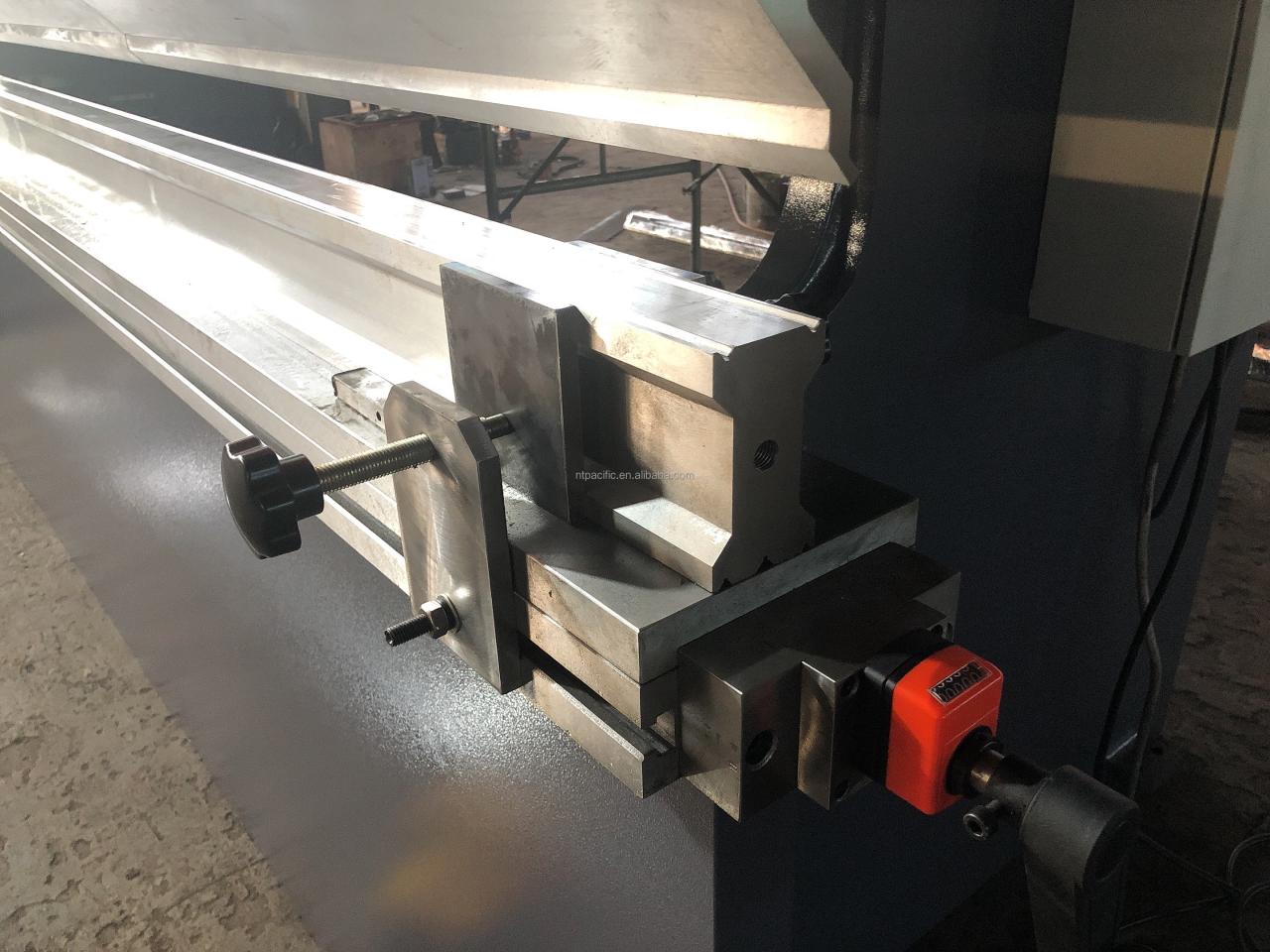 Wc67k Cnc Aluminum Iron Plate Hydraulic Press Brake Cnc Metal Sheet Bending Machine Wc67k Cnc Алюмінієва залізна пластина Гідравлічний прес-гальмо Cnc Металевий листозгинальний верстат